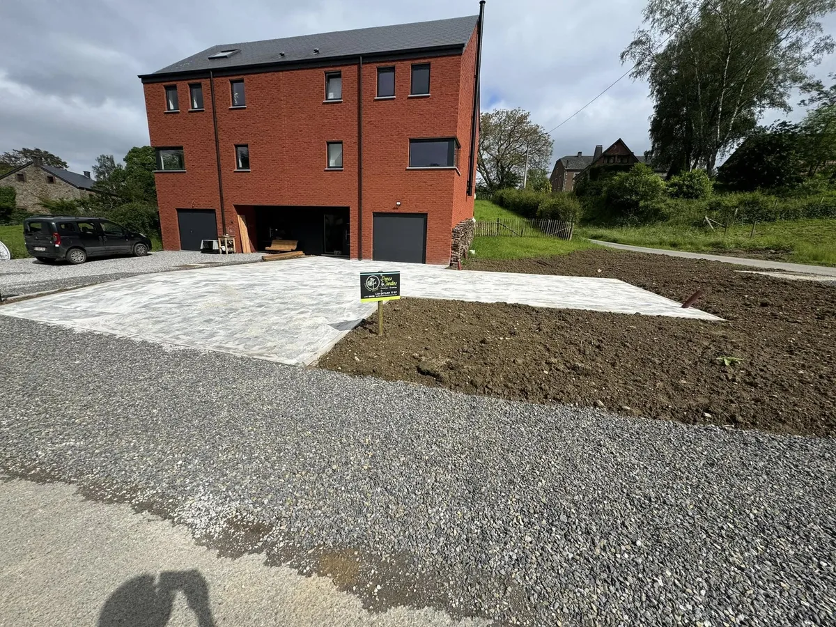 Pavage d’une devanture de maison Remise des terres pour plantations